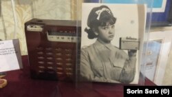 Dacă aveai noroc de o seară fără bruiaj, prindeai și cu acest radio „adevăratele știri”.