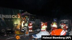 Spasilački timovi na licu mjesta gdje se autobus sudario sa dva kamiona u blizini Beča, 22. februara 2010.