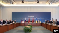 Membri ai delegațiilor ucraineană (dreapta), rusă (stânga) și turcă (centru) participă la discuții de pace la Palatul Ciragan din Istanbul, 2 iunie 2025.