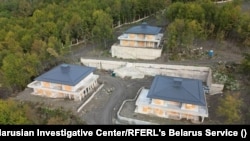 În această captură de ecran din imaginile filmate cu drona în octombrie 2025, sunt vizibile trei dintre casele aflate în stadiu avansat de finalizare pe șantierul de lângă Krasnaia Poliana.