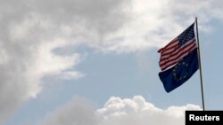 Flamuri i SHBA-së dhe i BE-së. 