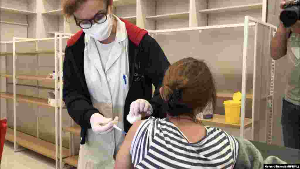 &bdquo;Odlučila sam se za ovo mesto jer ide bez zakazivanja. Ranije sam zakazala termin, ali nisam uspela da odem, pa sam sad došla. Odlučila sam se za kinesku, mislim da je najbezbednija&ldquo;, rekla je jedna Novosađanka nakon što je primila prvu dozu te vakcine.