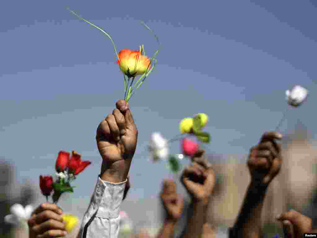 Опозицијата го поддржува бранот на розите во текот на антивладиниот протест во Сана, Јемен, на 26 јануари, откако Арапската пролет зема замав. По едномесечната операција против протестантите, претседателот Али Абдула Салех на крајот се повлече. <br