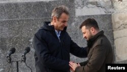Premierul grec Kyriakos Mitsotakis (stânga) și președintele ucrainean Volodimir Zelenski, în timpul unei conferințe comune în Odesa, Ucraina, 6 martie 2024.