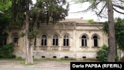 Здание было построено в конце XIX века, о чем свидетельствует выбитая на фасаде дата окончания строительных работ ­– «1 мая 1896 года»