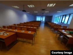 Studenții au pus pe fiecare bancă pliante prin care îi îndeamnau pe colegii lor să reclame abuzurile din partea profesorilor.