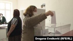 Prema rečima predsednika Gradske izborne komisije u Preševu, glasanje je organizovano tako da se obezbedi puno poštovanje epidemioloških mera