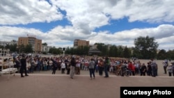Собравшиеся на площади в Степногорске жители обсуждают предстоящие общественные слушания и высказываются против строительства завода по уничтожению ПХД и СОЗ-содержащих отходов рядом с населенными пунктами. Акмолинская область, 12 июня 2021 года.
