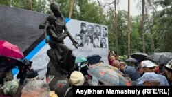 Участники собрания возле памятника жертвам голода начала 1930-х годов. Алматы, 31 мая 2022 года
