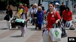 Украински бежанци на гарата в Бургас.