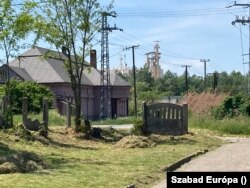 Tatabánya-Mésztelep, háttérben a cementgyár