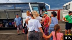 Украиснки бежанци пристигат в Елхово. Снимката е от 31 май.