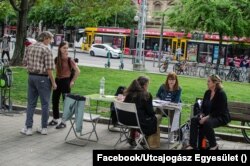 Utcajogászok munkában a Rákóczi téren