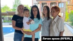 Олена (с русата коса), сестра ѝ с детето си, дъщеря ѝ и майка ѝ