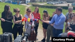 Članice benda Pussy Riot i odvjetnica Lina Budak na konferenciji za medije ispred zatvora Remetinec u Zagrebu, 1. lipanj 2022. 