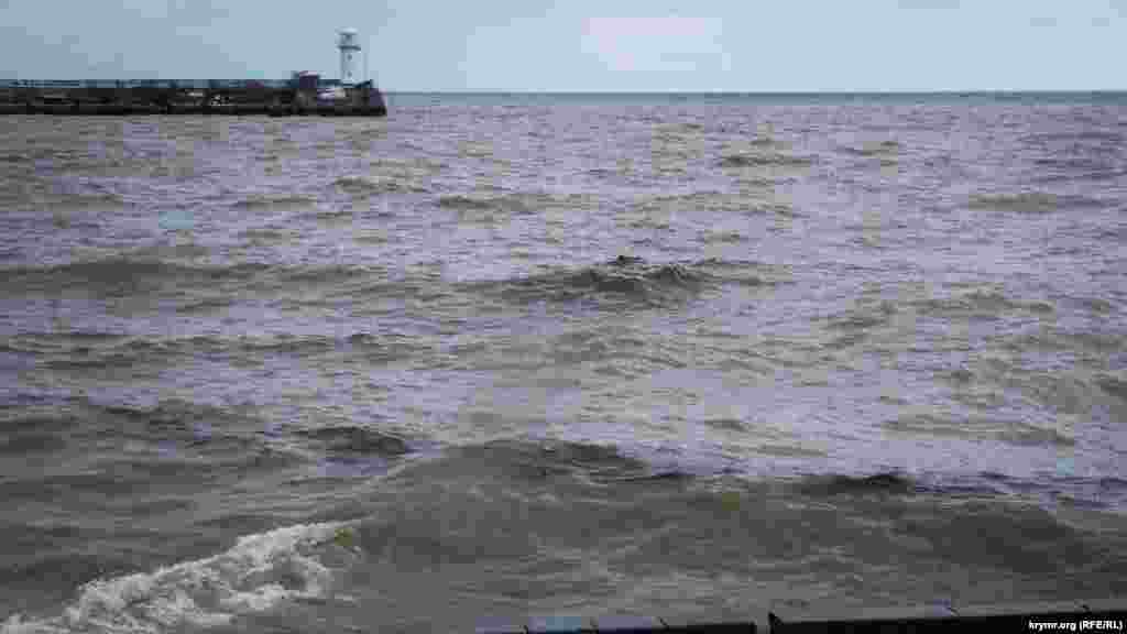 Вместе с глиной акватория ялтинского порта наполнилась мусором