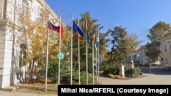 Steagul Rusiei este arborat în centrul orașului Tulcea, alături de cel al României, al altor trei state și al Uniunii Europene.