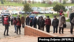 Građani čekaju red za vakcinaciju ispred dvorane Zetra, Sarajevo, Bosna i Hercegovina