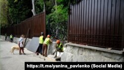 Забор вокруг Гурзуфского парка, установленный администрацией санатория «Гурзуфский», 2025 год