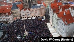Demonstracije protiv ograničenja zbog korona virusa (COVID-19) tokom obeležavanja 32. godišnjice Baršunaste revolucije 1989. u Pragu, Češka Republika, 17. novembra 2021.