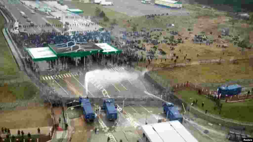 U novembru 2021. izbili su ozbiljni sukobi (na slici) između migranata i poljskih graničara na granici Poljske i Bjelorusije u blizini Grodna, Bjelorusija. Oko 2.000 migranata bilo je na granici u improviziranim kampovima po hladnom vremenu, ali se vjeruje da je samo oko 100 umiješano u napad na poljske snage na prelazu, rekla je glasnogovornica granične straže Anna Michalska. &nbsp;