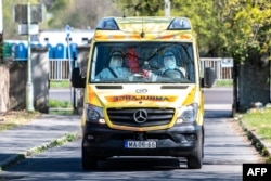 Mentő érkezik a Pesti útra