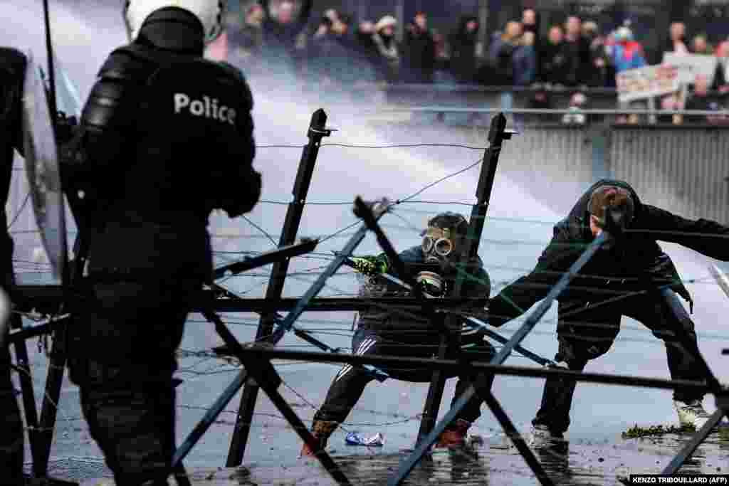 Policia duke përdorur topa uji për të shpëndarë protestuesit, pas shpërthimit të përleshjeve gjatë një demonstrate në Bruksel, Belgjikë, kundër masave anti-COVID. (21 nëntor)