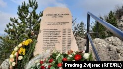 Spomen ploča sa imenima identifikovanih žrtava ubijenim na Kazanima tokom opsade Sarajeva
