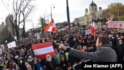 Лидерот на крајнодесничарската партија во Австрија Михаел Шнедлиц држи говор на протестот против мерките за спречување на пандемијата на коронавирус (Ковид-19), на плоштадот во Виена, Австрија на 20 ноември