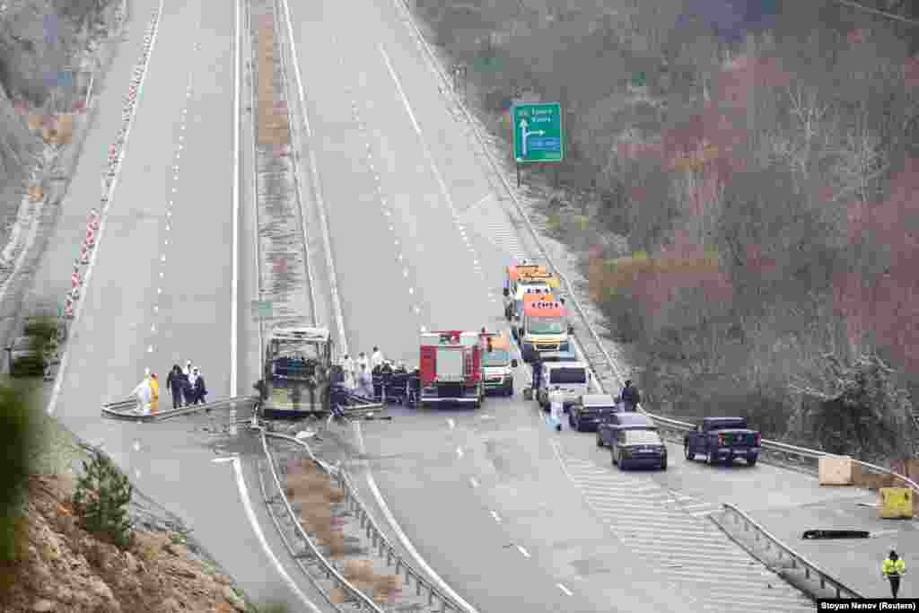 Vendi ku një autobus me targa të Maqedonisë së Veriut u kaplua nga flakët në një autostradë, afër fshatit të Bosnekut, në Bullgari.