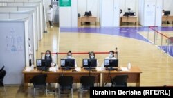 Ekipet në Qendrën e vaksinimit në Sallën "1 Tetori" në Prishtinë, paraditen e 18 nëntorit 2021.