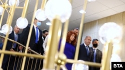 Румен Радев, Илияна Йотова и техният инициативен комитет излизат от щаба си за кратка пресконференция, след като печелят балотажа вечерта на 21 ноември 2021. 