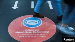 Një shenjë e vendosur në një stacion në Berlin, ku u kërkohet qytetarëve që të mbajnë maskën. Gjermani, 17 nëntor 2021. 