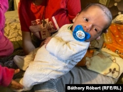 A néhány hetes baba, aki egy kuka mellett született a szobában