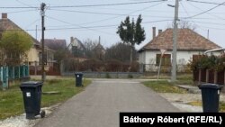 A kukásautó csak azokat a szemeteseket viszi el, amelyeken van matrica. Csak néhány hétig lehet trükközni a lopott kukákkal