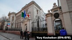 RUSI -- Njerëzit ecin para ambasadës italiane në Moskë, 26 Prill, 2021