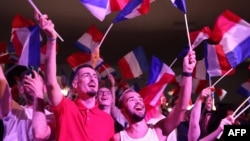 Pristalice Marine Le Pen mašu zastavama tokom njenog obraćanja nakon što je stranja "Nacionalno okupljanje" osvojila većinu na parlamentarnim izborima, 30. juni