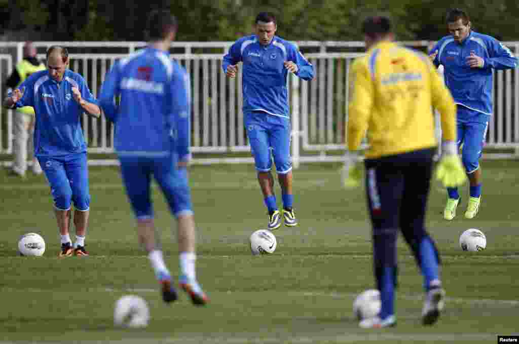 Reprezentativci BiH na treningu u Hrasnici, nedaleko od Sarajeva, 10. oktobar 2013. Foto: REUTERS / Dado Ruvić 
