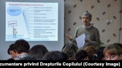 Iosif Moldovanu, trainer în formarea profesorilor, explică directorilor adjuncți pentru educație din raionul Strășeni procesul de constituire și modalitățile de funcționare a Consiliului Elevilor din cadrul instituțiilor de învățământ, noiembrie 2015.