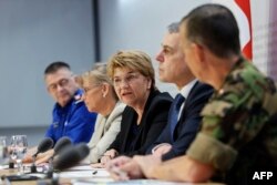 Președinta Elveției, Viola Amherd (în centru), vorbește în timpul unei conferințe de presă înainte de summitul pentru pace în Ucraina organizat de Elveția. Berna, 10 iunie 2024.