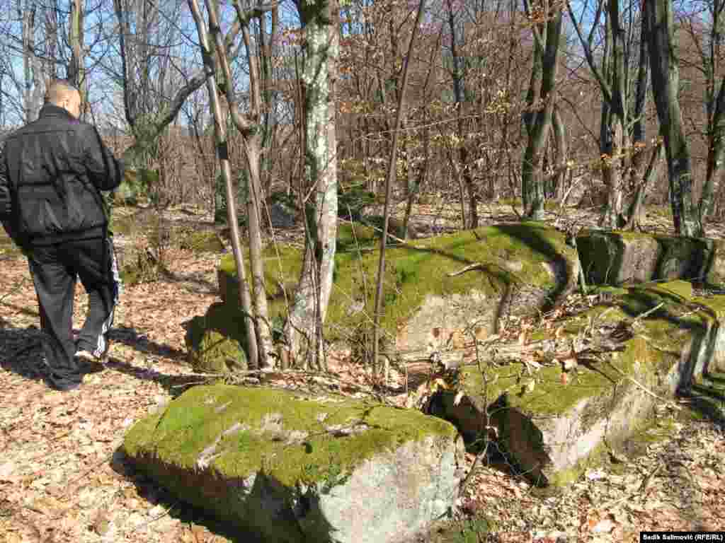 Stećci na području opštine Srebrenica smješteni su pretežno na uzvišenjima i u blizini nema kamenoloma i veliko je pitanje na koji način su stećci dopremljeni na sami vrh brda.