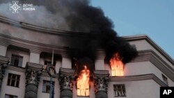 Фотографија од последиците по последниот руски напад на Киев