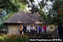 Хата, збудована на місці тієї, у якій виріс Тарас Шевченко. Музей Шевченка в Керелівці, що на Черкащині