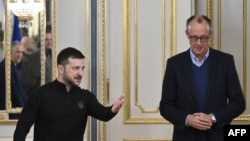 Украинскиот претседател Володимир Зеленски го поздравува лидерот на германската Христијанско-демократска унија (ЦДУ) Фридрих Мерц за нивната средба во Киев на 9 декември 2024 година. 