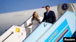 Državni sekretar SAD Marko Rubio izlazi iz aviona sa svojom suprugom po sletanju u Izrael, 14. septembar 2025.