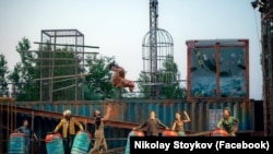 Циркова трупа MagdaClan по време на "Мини Арт Фест"