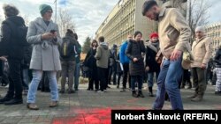 Demonstranti ostavljaju crvene tragove na protestu podrške studentskim blokadama u Novom Sadu, 15.12.2024.