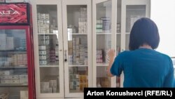 Një infermiere gjatë punës në Klinikën Intensive në QKUK.