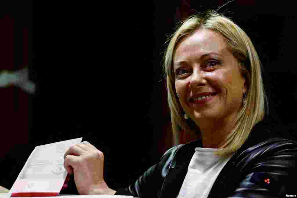 Giorgia Meloni, a szélsőjobboldali Olasz Testvérek párt elnöke leadja szavazatát 2022. szeptember 25-én