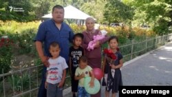 Кулатбек Абдисамат уулу с семьей.
